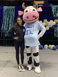 Ishani with the HackDavis mascot!